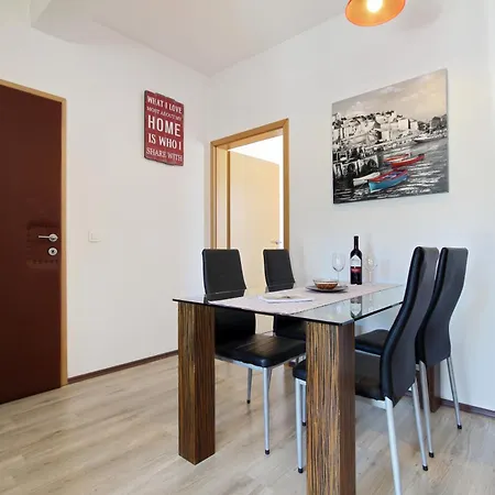 Apartment Ena - Walk To Sunset Beach - 3 Bedrooms *