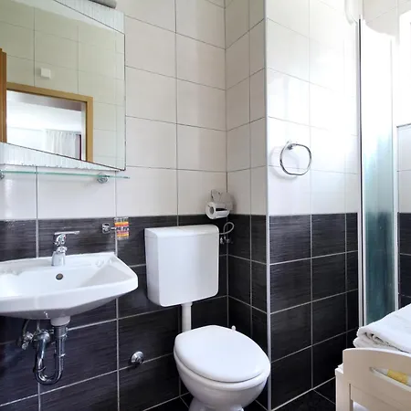 Apartman Ena - Walk To Sunset Beach - 3 Bedrooms